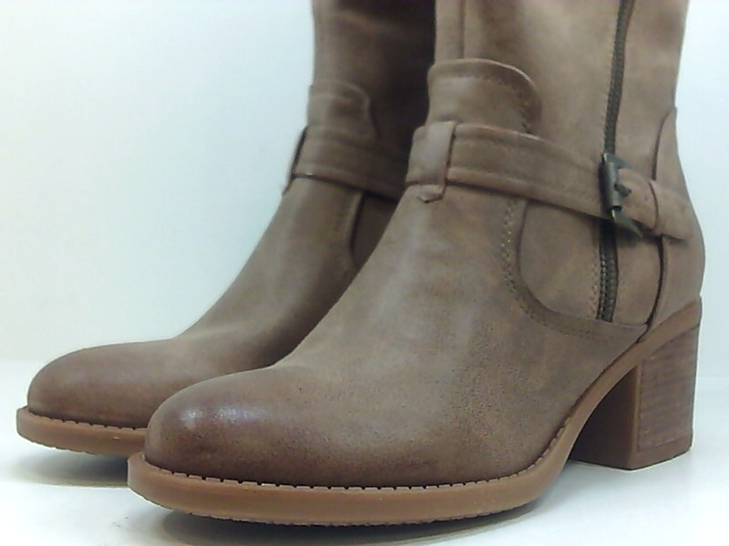 closed toe boots