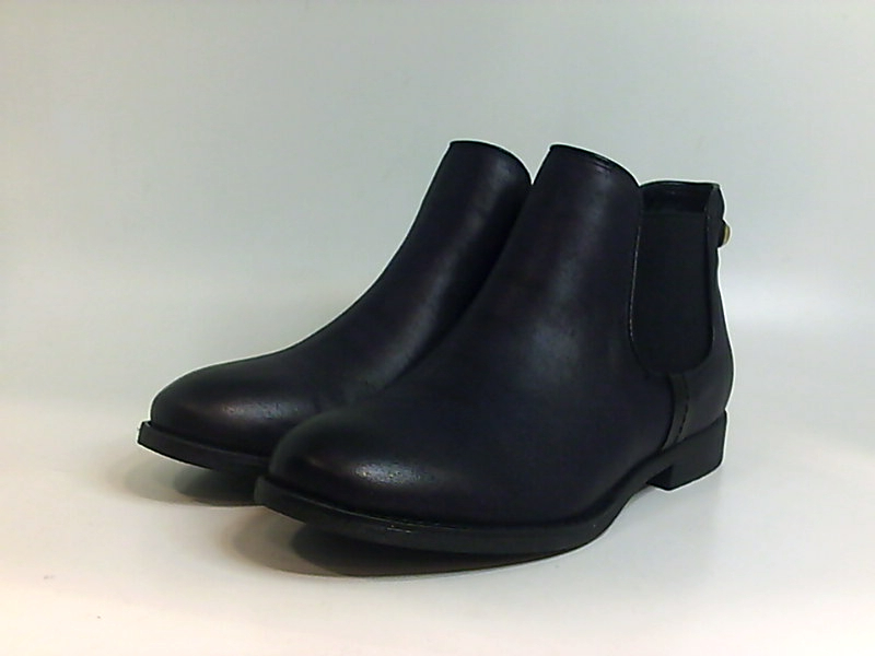 closed toe ankle boot