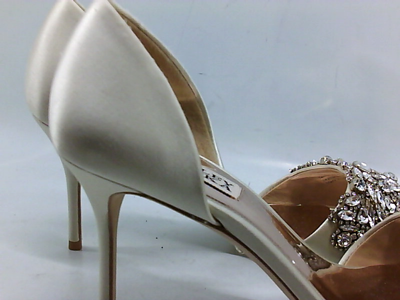 badgley mischka hansen pump