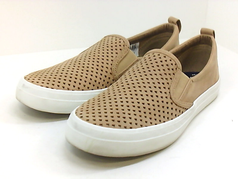 crest twin gore scalloped perforated sneaker