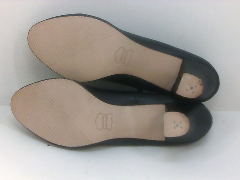 closed toe t strap pumps