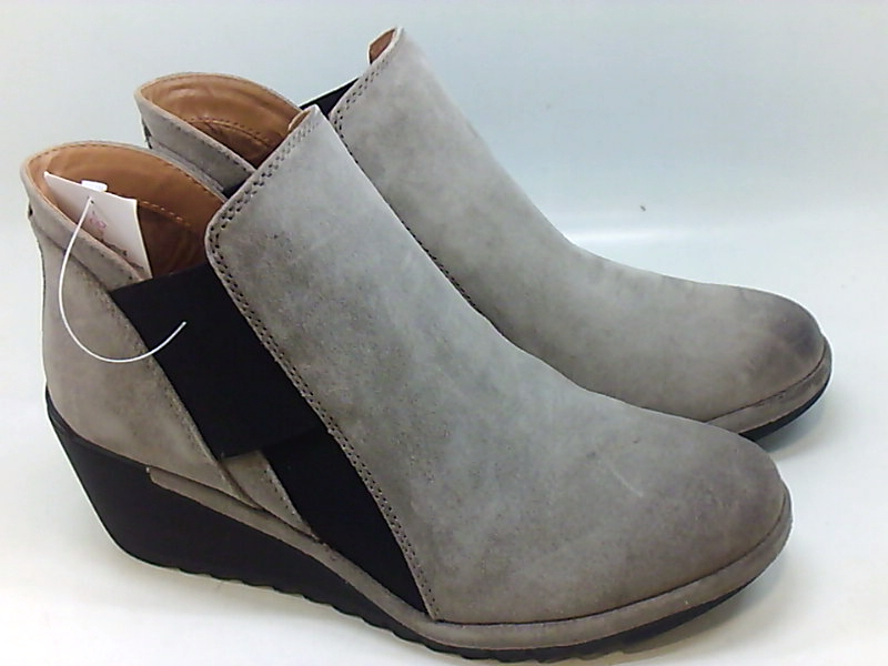 closed toe ankle boot
