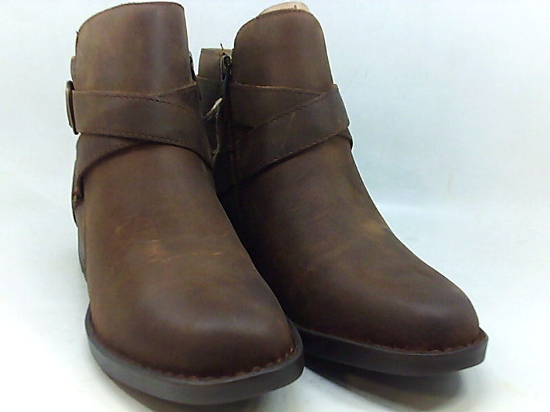 closed toe ankle boot