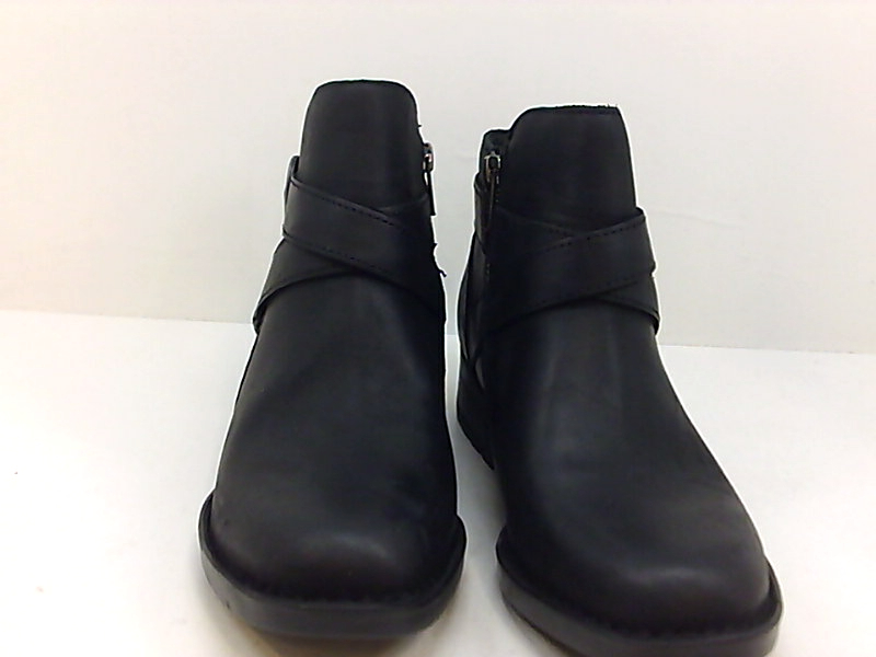 closed toe boots