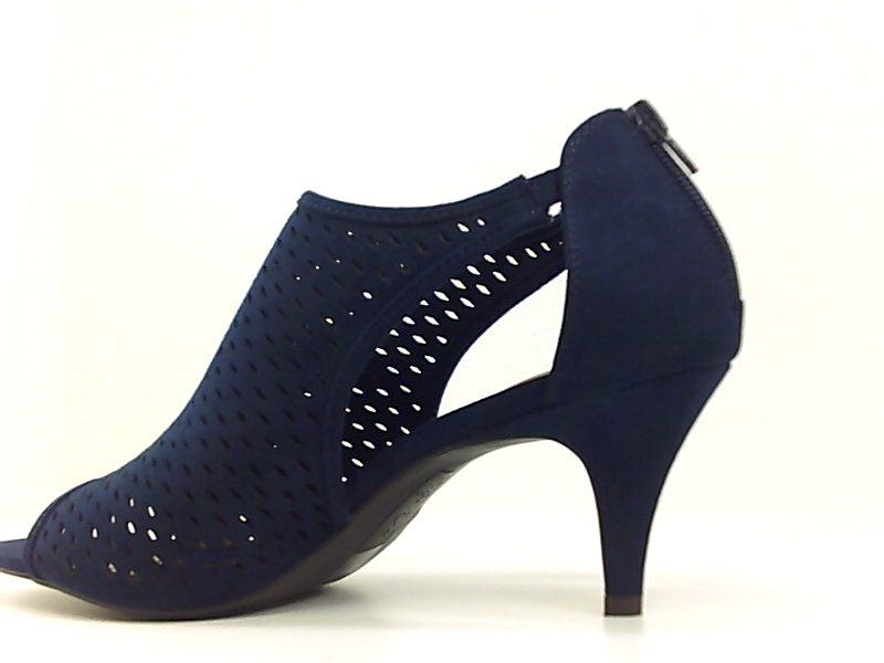 2 heel pumps