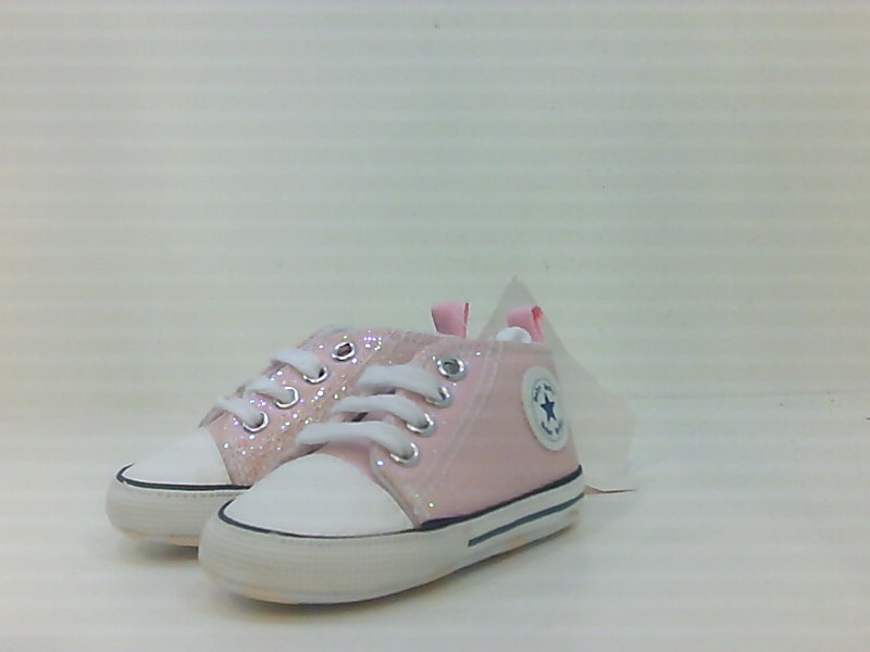 girl in converse shoes