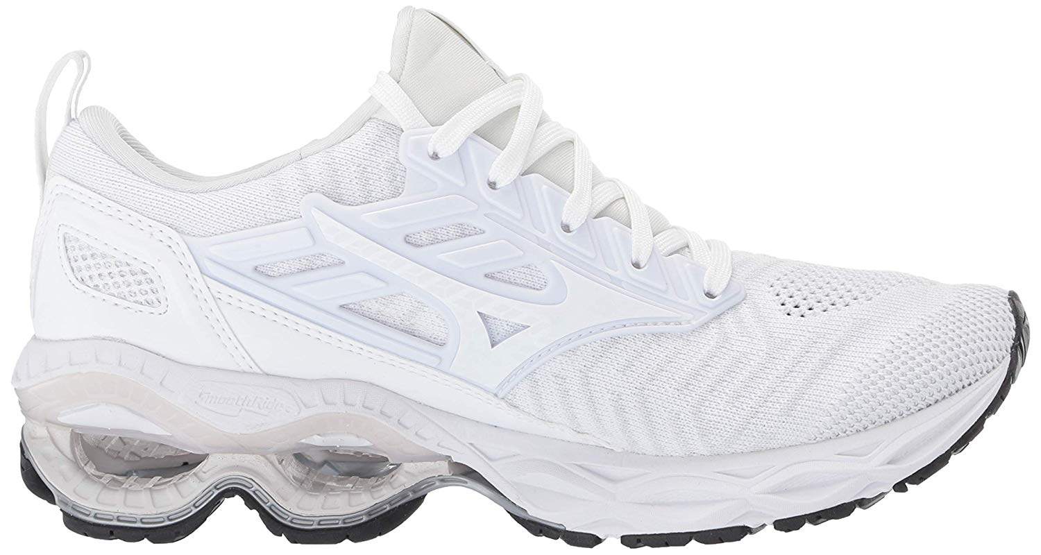 white mizuno running shoes