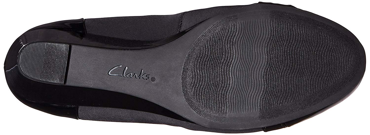 clarks round toe pumps